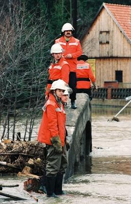 Bildnummer: 57950646  Datum: 14.04.1994  Copyright: imago/fossiphotoHochwasser, Sch?den, in Silberh?tte, Harz, Sachsen-Anhalt, 14. April 1994. Hochwasser, Katastrophe, Wasser, ?berschwemmung, Klima, Klimaerw?rmung, Natur, Naturkatastrophe, Sch?den, Versicherung, Strasse, Strassenverkehr, Feuerwehr, Technisches Hilfswerk Gesellschaft Zeitgeist Hochwasser ?berschwemmung Ger Flut xdp x0x 1994 hoch  57950646 Date 14 04 1994 Copyright Imago fossiphoto Floods Damage in Silver Hut Resin Saxony Anhalt 14 April 1994 Floods Disaster Water Flooding Climate Global warming Nature Natural disaster Damage Insurance Road Road transport Fire brigade Technical Relief and Works Society Zeitgeist Floods Flooding ger Flood XDP x0x 1994 vertical-stock-foto