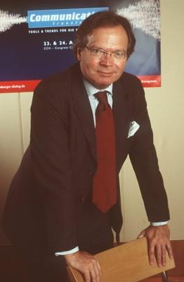 Bildnummer: 56908557  Datum: 22.02.2001  Copyright: imago/teutopressWerner E. Klatten (Medienmanager) 02/01 her Mann Journalismus Wirtschaft Manager Management Medien Zeitung Zeitschrift Der Spiegel Vorstandsvorsitzender der SPIEGELnet AG SPIEGEL net Internet Vorstandsvorsitz Vorsitz Vorsitzender Vorstand dunkelhaarig kurzhaarig Brille seri?s Jackett Hemd Krawatte stehend sich vorbeugend aufst?tzend Lehne Stuhllehne festhaltend halb hoch nachdenklich l?chelnd posierend im Hintergrund Plakat Poster Hamburger Dialog Fototermin Hamburger Dialog am 22.02.2001 in Hamburg x0x People xng 2001 hoch  56908557 Date 22 02 2001 Copyright Imago  Werner e Klatten Media Manager 02 01 her Man Journalism Economy Manager Management Media Newspaper Magazine the Spiegel CEO the SPIEGELnet AG Spiegel Net Internet Chairman of the Board Chair Chairman Board of managers dark haired short Glasses seriously Jacket Shirt Tie standing to preventively aufst?tzend Lehne Chair seat festhaltend half vertical contemplative smiling posing in Background Billboard Poster Hamburg Dialogue Photo call Hamburg Dialogue at 22 02 2001 in Hamburg x0x Celebrities xng 2001 vertical-stock-foto