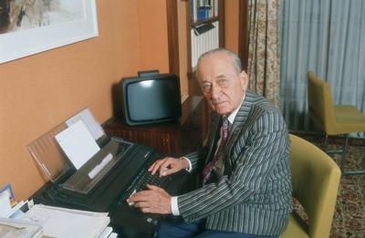 Eduard Rhein Journalist Autor in Cannes 10 89 h?r Mann Journalist Journalismus Autor Schriftstell-stock-foto