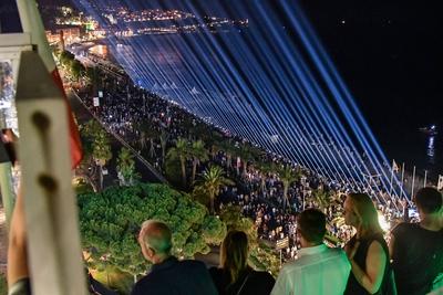 Ceremonie d hommage aux victimes de l attentat de Nice allumage de 86 faisceaux lumineux sur la Pr-stock-photo