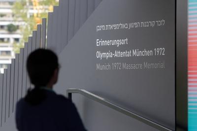 Frau schaut auf die Installationen am neuen Erinnerungsort an das Olympia Attentat vom 05 September-stock-foto
