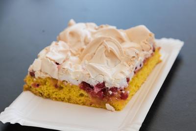 Kuchen mit roten Johannisbeeren und Baiserhaube - Dessert, Nahaufnahme *** Cake with Red Currants and Baiserhaube Desser-stock-photo