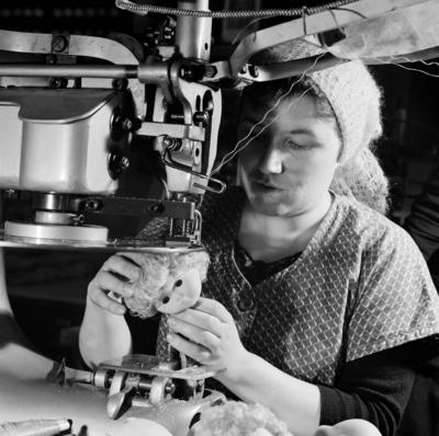Bildnummer: 53018710  Datum: 12.10.1962  Copyright: imago/Kai BienertAngestellte der PGH Puppenspiele in Oberlind n?ht Haare an den Kopf einer Puppe, Personen; 1962, Oberlind, DDR, Deutsche Demokratische Republik, sw, Fabrik, Spielwaren, Spielzeug, Produktion, Puppe, Puppen, Spielwarenfabrik, Produktionsgenossenschaft des Handwerks; , Quadrat, Kbneg, Einzelbild, close, Spielwarenindustrie, Wirtschaft, Arbeitswelten, Gesellschaft,  , Wirtschaft, EuropaBildnummer 53018710 Date 12 10 1962 Copyright Imago Kai Bienert Employees the PGH Puppet shows in Oberlind sew Hair to the Head a Doll People 1962 Oberlind GDR German Democratic Republic black and white Factory Toys Toys Production Doll Dolls Toy factory Production cooperative the Crafts Square Kbneg Single Close Toy industry Economy world of work Society Economy Europe-stock-foto