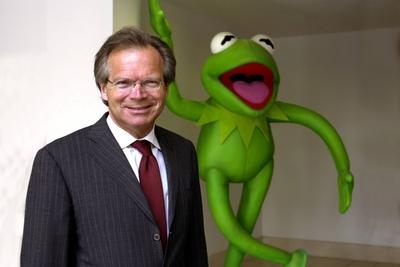 Bildnummer: 50316025  Datum: 31.03.2003  Copyright: imago/Sven SimonWerner E. Klatten (GER/Vorstandsvorsitzender EM.TV & Merchandising AG) und Kermit der Frosch, Personen, ; 2003, M?nchen, EMTV, EM-TV, Manager , Unternehmensf?hrung , Vorstand , Pressetermin, Fotoshooting, Muppetpuppe, Muppetpuppen, Muppet, Muppets, Puppe, Puppen; , quer, Kbdig, Einzelbild, close, Medienunternehmen, Wirtschaft, Deutschland, Randbild, People / Fotoshooting-stock-foto