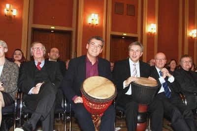 Bildnummer: 54480279  Datum: 17.01.2007  Copyright: imago/gezettSTIFTUNG PREUSSISCHE SEEHANDLUNG STIFTUNG PREUSSISCHE SEEHANDLUNG Verleihung des Berliner Literaturpreises an Ilija Trojanow (Mitte) und Berufung des Preistr?gers auf die Heiner-M?ller-Professur am 17. Januar im Berliner Rathaus Berlin, 12. Januar 2007 Der Regierende B?rgermeister Klaus Wowereit (3R) verleiht am 17. Januar um 20 Uhr im Rahmen eines Festaktes den mit 30.000 Euro dotierten  Berliner Literaturpreis  der Stiftung Preu?ische Seehandlung im Roten Rathaus in Berlin-Mitte an den Schriftsteller Ilija Trojanow. Zugleich wird der Pr?sident der Freien Universit?t Berlin Dieter Lenzen (2R) den Preistr?ger ?ffentlich auf die  Heiner-M?ller-Gastprofessur f?r deutschsprachige Poetik  berufen, die am Peter-Szondi- Institut f?r Allgemeine und Vergleichende Literaturwissenschaft der Freien Universit?t zum Preis errichtet wurde. Der 1965 in Sofia geborene und seit 1971 in Deutschland ans?ssige Ilija Trojanow hat lange Jahre in Kenia und Indien verbracht, er lebt heute in M?nchen und Kapstadt. Mit dem Preis und der Berufung wird Ilija Trojanow auf einhelligen Beschluss der Preisjury f?r sein erz?hlerisches Werk ausgezeichnet, das sich  der Weltl?ufigkeit verschrieben hat und die vielf?ltigen Wechselwirkungen zwischen den Kulturen des Westens und des Ostens thematisiert . kultur people literatur kbdig xo0x 2007 quer Schriftsteller literatur Autor  Persoenlichkeit Author writing writer Culture Kultur Dichter Poet 54480279 Date 17 01 2007 Copyright Imago  Foundation Prussian Seehandlung Foundation Prussian Seehandlung award Ceremony the Berlin Literary Prize to Ilija Trojanow centre and Vocation the Prize winner on the Heiner Mueller Professorship at 17 January in Berlin City Hall Berlin 12 January 2007 the Governing Mayor Klaus Wowereit 3R awards at 17 January to 20 Clock in Frame a Ceremony the with 30 000 Euro endowed Berlin Literature Prize the Foundation Prussian Seehandlung in Red City Hall in Berlin centre to the Writer Ilija Trojanow at the same time will the President the Free University Berlin Dieter Lenzen 2R the Prize winners public on the Heiner Mueller Visiting Professorship for GERMAN-SPEAKING  Professions the at Peter Szondi Institute for general and Comparative Literature the Free University to Prize built was the 1965 in Sofia born and since 1971 in Germany resident Ilija Trojanow has Length Years in Kenya and India spent he lives Today in Munich and Cape Town with the Prize and the Vocation will Ilija Trojanow on  Decision the Prize jury for be narrative Work excellent the to the Cosmopolitanism prescribed has and the diverse Interactions between the Cultures the West and the East discussed Culture Celebrities Literature Kbdig xo0x 2007 horizontal Writer Literature Author Personality author Writing Writer Culture Culture Poet Poet-stock-photo