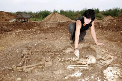 Bildnummer: 50892092  Datum: 22.08.2005  Copyright: imago/Steffen SchellhornGrabungstechnikerin Maren Fritsch legt Skelette einer Vierfachbestattung aus der Schnurkeramikerzeit in Eulau frei, Personen , Objekte; 2005, Eulau, Skelett, Skelette, Fundstelle, Fundstellen, Ausgrabung, Ausgrabungen, ausgraben, frei legen, schnurkeramisch, schnurkeramisches, Knochen, Sch?del, ?berrest, ?berreste, arch?ologisch, arch?ologische, Fund, Funde, Landesamt f?r Arch?ologie und Vorgeschichte Sachsenanhalt, Grabungstechniker, Frau, Frauen; , quer, Kbdig, Totale, Deutschland, Arbeitswelten, Gesellschaft,  , Arch?ologie, Wissenschaft,-stock-foto