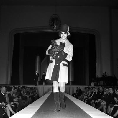 Bildnummer: 53012329  Datum: 14.05.1969  Copyright: imago/Kai BienertModel pr?sentiert Kreationen der PGH Modell anl?sslich der Modenschau - Haute Couture 69 - in Leipzig, Personen , optimistisch; 1969, Leipzig, DDR, Deutsche Demokratische Republik, sw, Zeitgeist, Modenschau, Outfit, Bekleidung, Produktionsgenossenschaft des Handwerks; , Quadrat, Kbneg, Einzelbild, Textilindustrie, Wirtschaft, Arbeitswelten, Gesellschaft,  , Wirtschaft, Europa, Freisteller; Aufnahmedatum gesch?tztBildnummer 53012329 Date 14 05 1969 Copyright Imago Kai Bienert Model presents Creations the PGH Model during the Fashion show Haute Couture 69 in Leipzig People optimistic 1969 Leipzig GDR German Democratic Republic black and white Zeitgeist Fashion show Outfit Clothing Production cooperative the Crafts Square Kbneg Single Textile industry Economy world of work Society Economy Europe cut out date estimated-stock-foto