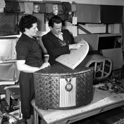 Bildnummer: 53017150  Datum: 12.05.1957  Copyright: imago/Kai BienertMitarbeiter einer Produktionsgenossenschaft des Handwerks in Niederndodeleben bei der Herstellung einer W?schetruhe, Objekte , Personen; 1957, Niederdodenleben, DDR, Deutsche Demokratische Republik, sw, Produktion, Herstellung, W?schetruhe, PGH; , Quadrat, Kbneg, Gruppenbild, Handwerk, Wirtschaft, Arbeitswelten, Gesellschaft,  , Wirtschaft, EuropaBildnummer 53017150 Date 12 05 1957 Copyright Imago Kai Bienert Employees a Production cooperative the Crafts in Niederndodeleben at the Production a Linen chest Objects People 1957 Niederdodenleben GDR German Democratic Republic black and white Production Production Linen chest PGH Square Kbneg Group photo Crafts Economy world of work Society Economy Europe-stock-foto