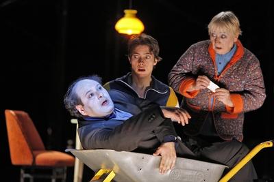 drama berlin de 16 02 2016 Berliner Ensemble DER SELBSTMOERDER von Nikolai Erdman Regie Buehne und-stock-foto