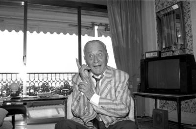 Bildnummer: 56735566  Datum: 01.10.1989  Copyright: imago/teutopressEduard Rhein (Journalist, Autor) 10/89 h?r Eduard Rhein in Cannes im Oktober 1989 Deutschland deutsch Deutscher Mann Journalist Journalismus Autor Schriftsteller Schriftstellerei Literatur Erfinder Publizist grauhaarig wei?haarig kurzhaarig Halbglatze seri?s Jackett Hemd Krawatte quer sitzend gestikulierend Grimasse l?chelnd Zeigefinger erhoben privat exklusiv Pseudonyme: Hans Ulrich Horster, Klaus Hellmer, Klaus Hellborn Rudolf sw People Shooting xdp x0x 1989 quer  56735566 Date 01 10 1989 Copyright Imago teutopress Eduard Rhine Journalist Author 10 89 hearing Eduard Rhine in Cannes in October 1989 Germany German German Man Journalist Journalism Author Writer Writing Literature Inventor Journalist grauhaarig wei?haarig short Halbglatze seriously Jacket Shirt Tie horizontal seated gesticulating Grimace smiling Index finger collected private exclusive Pseudonyms Hans Ulrich Horster Klaus Hellmer Klaus Hell Born Rudolf black and white Celebrities Shooting XDP x0x 1989 horizontal-stock-foto