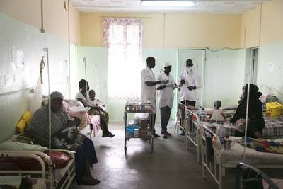 Gesundheitseinrichtung, in der unterernaehrten Kindern geholfen wird, von Notre Dame des Apotres in N Djamena, 29.08.20-stock-foto