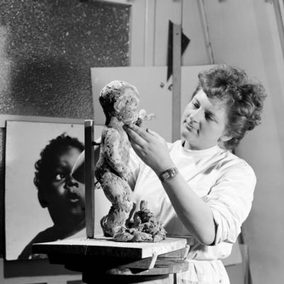 Bildnummer: 53018718  Datum: 12.10.1962  Copyright: imago/Kai BienertAngestellte der PGH Puppenspiele in Oberlind modelliert eine Puppe, Personen , Objekte; 1962, Oberlind, DDR, Deutsche Demokratische Republik, sw, Fabrik, Spielwaren, Spielzeug, Produktion, Puppe, Puppen, Spielwarenfabrik, Produktionsgenossenschaft des Handwerks; , Quadrat, Kbneg, Einzelbild, close, Spielwarenindustrie, Wirtschaft, Arbeitswelten, Gesellschaft,  , Wirtschaft, EuropaBildnummer 53018718 Date 12 10 1962 Copyright Imago Kai Bienert Employees the PGH Puppet shows in Oberlind modelled a Doll People Objects 1962 Oberlind GDR German Democratic Republic black and white Factory Toys Toys Production Doll Dolls Toy factory Production cooperative the Crafts Square Kbneg Single Close Toy industry Economy world of work Society Economy Europe-stock-foto