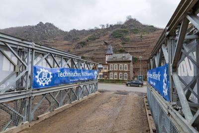 Behelfsbr?cke, errichtet vom THW - Technisches Hilfswerk in Laach - Jahresende im Ahrtal. F?nf Monate nach der Flutkata-stock-foto
