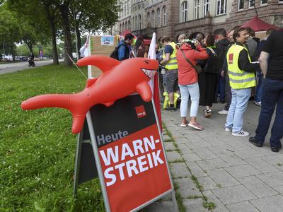 cntv Beach Party statt Arbeit Protest mal anders Mitabeiter des TUEV NORD streiken in ungewohnter Form auf einer Beach Party statt Demozug vor dem Gewerkschaftshaus am Besenbilderhof am 22.Juli in Hamburg es gab Pool Enten-Prozente angeln und Leckerbissen vom BBQ-Grill alles unter dem Motto Stellt die 7 vor das Komma, dann wird es ein sch?ner Sommer Hamburg Deutschland *** cntv beach party instead of work Protest in a different way Employees of TUEV NORD went on strike in an unusual form at a beach party instead of a demonstration in front of the trade union building at Besenbilderhof on July 22 in Hamburg there were pool duck percentages fishing and delicacies from the BBQ grill all under the motto Put the 7 in front of the comma, then i-stock-foto