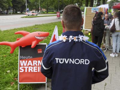 cntv TUEV NORD Buchstaben auf einer Jacke Beach Party statt Arbeit Protest mal anders Mitabeiter des TUEV NORD streiken in ungewohnter Form auf einer Beach Party statt Demozug vor dem Gewerkschaftshaus am Besenbilderhof am 22.Juli in Hamburg es gab Pool Enten-Prozente angeln und Leckerbissen vom BBQ-Grill alles unter dem Motto Stellt die 7 vor das Komma, dann wird es ein sch?ner Sommer Hamburg Deutschland *** cntv TUEV NORD letters on a jacket Beach party instead of work Protest with a difference Employees of TUEV NORD strike in an unusual form at a beach party instead of a demonstration in front of the trade union building at Besenbilderhof on July 22 in Hamburg there was pool duck fishing and delicacies from the BBQ grill all under the-stock-foto