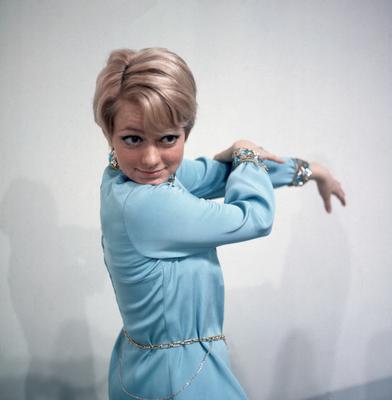 Rita Pavone Italienische Schlagers?ngerin Rita Pavone bei einem Fotoshooting, Deutschland 1960er Jahre. Italian pop sin-stock-foto
