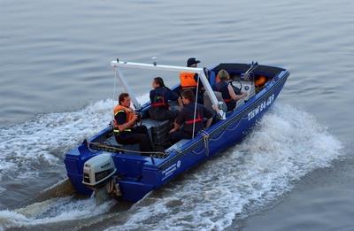 Bildnummer: 50114506  Datum: 19.08.2002  Copyright: imago/SeeligerRettungsboot mit Mitarbeitern des THW bei einer Patrouillenfahrt auf der Elbe in Sch?nebeck, Objekte , Personen; Hochwasser, Hochwasserkatastrophe,  Flut, Hochwasser, Flutkatastrophe, Unwetter, Sch?nebeck, 2002, Elbe, Hochwasserhilfe, Hochwassereinsatz, Hilfseinsatz, Naturkatastrophen, Boot, Boote, Motorboot, Motorboote, Katastrophenschutz, Katastropheneinsatz, Katastropheneins?tze, Technisches Hilfswerk, Schriftzug; , quer, Kbdig, Einzelbild, Schriftzug, Logos, Deutschland, ohne, Ohne, Sachsenanhalt-stock-foto