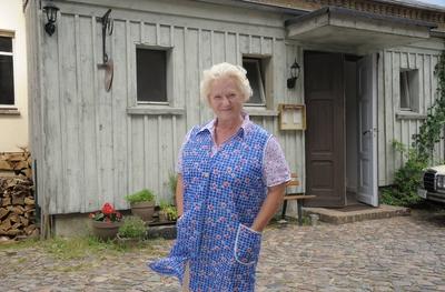 93/ Krauses Braut, Fototermin am Filmset Gasthof Krause in Groeben, mit Carmen Maja Antoni als Elsa, Groeben, voraussic-stock-foto