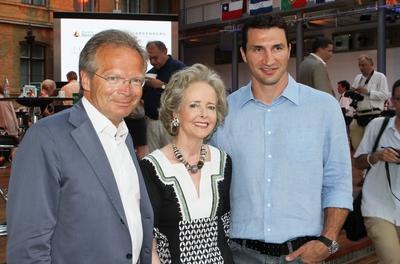 77/ Werner E Klatten Berg, Isa Graefin von Hardenberg, Wladimir Klitschko, bei der Fussball Party bei Telekom in der Ber-stock-foto