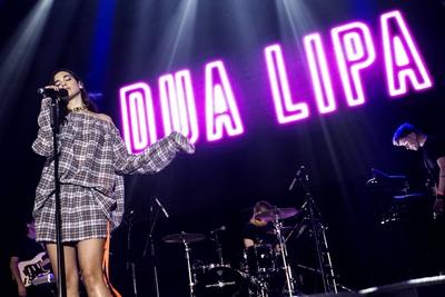 Dua Lipa live beim HitRadio RTL Konzert Stars for Free 2016 in der Chemnitz Arena Chemnitz 26 08 2-stock-foto