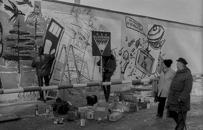 PGH Glühende Zukunf DDR, Berlin, 22.11.1989, Mitglieder der Künstlergemeinschaft PGH Glühende Zukunft bemalen die Mauer-stock-foto