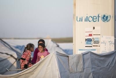 Kinder in der Fluechtlingsunterkunft Hasansham U3 Im Hintergrund ist auf einem Container das Unice-stock-foto