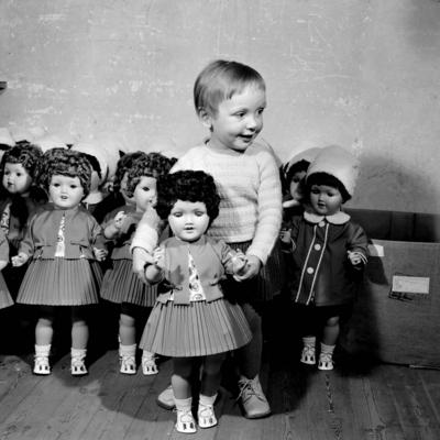 Bildnummer: 53018721  Datum: 12.10.1962  Copyright: imago/Kai BienertKleines M?dchen freut sich ?ber Puppen der PGH Puppenspiele in Oberlind, Objekte , Personen , optimistisch; 1962, Oberlind, DDR, Deutsche Demokratische Republik, sw, Spielwaren, Spielzeug, Puppe, Puppen, Produktionsgenossenschaft des Handwerks, Kinder; , Quadrat, Kbneg, Einzelbild, Spielwarenindustrie, Wirtschaft,  , Wirtschaft, EuropaBildnummer 53018721 Date 12 10 1962 Copyright Imago Kai Bienert Small Girl pleased to above Dolls the PGH Puppet shows in Oberlind Objects People optimistic 1962 Oberlind GDR German Democratic Republic black and white Toys Toys Doll Dolls Production cooperative the Crafts Children Square Kbneg Single Toy industry Economy Economy Europe-stock-foto
