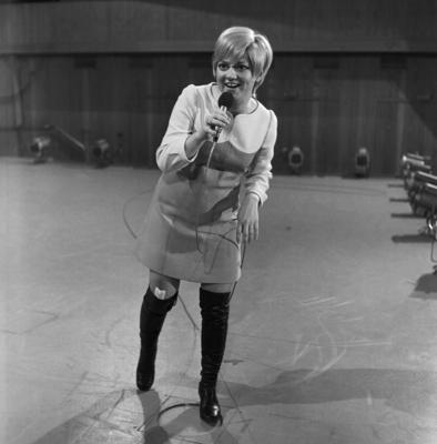 Rita Pavone Rita Pavone, italienische Schlagers?ngerin, in Hamburg, Deutschland 1960er Jahre. Italian Schlager singer Ri-stock-foto