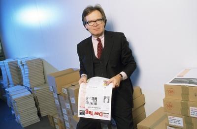 Bildnummer: 56860221  Datum: 01.02.1998  Copyright: imago/teutopressWerner E. Klatten (Gesch?ftsf?hrer Der Spiegel ) 02/98 her Mann Fernsehen Journalismus Wirtschaft Management Zeitung Zeitschrift haltend dunkelhaarig Brille seri?s Jackett Hemd Krawatte stehend Kiste angelehnt Logo Der Tag halb quer neutral People Shooting x0x xsk 1998 quer  56860221 Date 01 02 1998 Copyright Imago  Werner e Klatten manager the Spiegel 02 98 her Man Television Journalism Economy Management Newspaper Magazine holding dark haired Glasses seriously Jacket Shirt Tie standing Chest relationship emblem the Day half horizontal neutral Celebrities Shooting x0x xSK 1998 horizontal-stock-foto