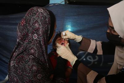 News Bilder des Tages Children are vaccinated within the polio vaccination campaign covering more than 640,000 children-stock-foto