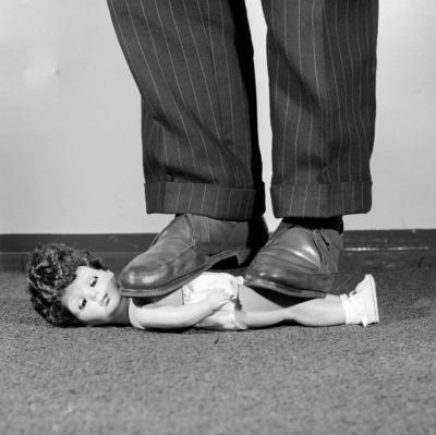 Bildnummer: 53018712  Datum: 12.10.1962  Copyright: imago/Kai BienertAngestellter der PGH Puppenspiele in Oberlind demonstriert die Bruchfestigkeit einer Puppe, Objekte; 1962, Oberlind, DDR, Deutsche Demokratische Republik, sw, Fabrik, Spielwaren, Spielzeug, Produktion, Puppe, Puppen, Spielwarenfabrik, Produktionsgenossenschaft des Handwerks; , Quadrat, Kbneg, Einzelbild, close, Spielwarenindustrie, Wirtschaft, Arbeitswelten, Gesellschaft,  , Wirtschaft, EuropaBildnummer 53018712 Date 12 10 1962 Copyright Imago Kai Bienert Employee the PGH Puppet shows in Oberlind demonstrated the  a Doll Objects 1962 Oberlind GDR German Democratic Republic black and white Factory Toys Toys Production Doll Dolls Toy factory Production cooperative the Crafts Square Kbneg Single Close Toy industry Economy world of work Society Economy Europe-stock-foto