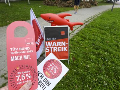 cntv Flayer aufschrift mit der forderung 7,5 Prozent mehr Lohn TUEV NORD Buchstaben auf einer Jacke Beach Party statt Arbeit Protest mal anders Mitabeiter des TUEV NORD streiken in ungewohnter Form auf einer Beach Party statt Demozug vor dem Gewerkschaftshaus am Besenbilderhof am 22.Juli in Hamburg es gab Pool Enten-Prozente angeln und Leckerbissen vom BBQ-Grill alles unter dem Motto Stellt die 7 vor das Komma, dann wird es ein sch?ner Sommer Hamburg Deutschland *** cntv Flayer inscription with the demand 7.5 percent more pay TUEV NORD letters on a jacket Beach party instead of work Protest in a different way TUEV NORD employees went on strike in an unusual form at a beach party instead of a demonstration in front of the union building at-stock-foto