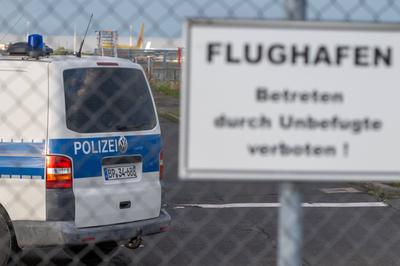 Schkeuditz - N?chste Abschiebung vom Flughafen Leipzig/Halle: Ferienflieger bringt Fl?chtlinge zur?ck in den Irak-stock-foto