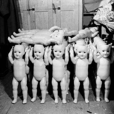 Bildnummer: 53018707  Datum: 12.10.1962  Copyright: imago/Kai BienertNackte Puppenk?rper hergestellt in der PGH Puppenspiele in Oberlind , Objekte; 1962, Oberlind, DDR, Deutsche Demokratische Republik, sw, Fabrik, Spielwaren, Spielzeug, Produktion, Puppe, Puppen, Spielwarenfabrik, Produktionsgenossenschaft des Handwerks; , Quadrat, Kbneg, Totale, Spielwarenindustrie, Wirtschaft,  , Wirtschaft, EuropaBildnummer 53018707 Date 12 10 1962 Copyright Imago Kai Bienert Naked Puppet body made in the PGH Puppet shows in Oberlind Objects 1962 Oberlind GDR German Democratic Republic black and white Factory Toys Toys Production Doll Dolls Toy factory Production cooperative the Crafts Square Kbneg long shot Toy industry Economy Economy Europe-stock-foto
