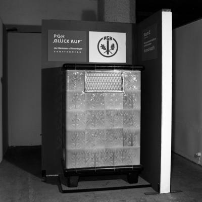 Bildnummer: 53023592  Datum: 20.05.1963  Copyright: imago/Kai BienertKachelofen der PGH Gl?ck auf der Messe der Meister von Morgen (MMM) in Leipzig  , Objekte; 1963, DDR, Deutsche Demokratische Republik , sw, MMM, Ofen; , Quadrat, Kbneg, Einzelbild,  ,  , EuropaBildnummer 53023592 Date 20 05 1963 Copyright Imago Kai Bienert Stove the PGH Happiness on the trade Fair the Master from Tomorrow MMM in Leipzig Objects 1963 GDR German Democratic Republic black and white MMM Oven Square Kbneg Single Europe-stock-foto