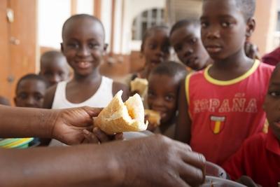 Frau versorgt Kinder mit einer Mahlzeit, Cotonou, Benin, 03.01.2016. . Cotonou Benin PUBLICATIONxINxGERxSUIxAUTxONLY Co-stock-foto