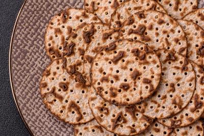 Matze-Weizenbrot f?r den j?dischen Feiertag Pessach. Koscheres Matza-Brot-stock-foto