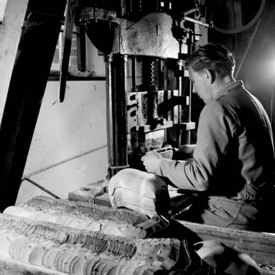 Bildnummer: 53018717  Datum: 12.10.1962  Copyright: imago/Kai BienertAngestellter der PGH Puppenspiele in Oberlind stellt mit einer Stanze Einzelteile von Puppen her, Personen; 1962, Oberlind, DDR, Deutsche Demokratische Republik, sw, Fabrik, Spielwaren, Spielzeug, Produktion, Puppe, Puppen, Spielwarenfabrik, Produktionsgenossenschaft des Handwerks, Stanzmaschine; , Quadrat, Kbneg, Einzelbild, close, Spielwarenindustrie, Wirtschaft, Arbeitswelten, Gesellschaft,  , Wirtschaft, EuropaBildnummer 53018717 Date 12 10 1962 Copyright Imago Kai Bienert Employee the PGH Puppet shows in Oberlind , with a Stanze Individual parts from Dolls her People 1962 Oberlind GDR German Democratic Republic black and white Factory Toys Toys Production Doll Dolls Toy factory Production cooperative the Crafts Punching Square Kbneg Single Close Toy industry Economy world of work Society Economy Europe-stock-foto