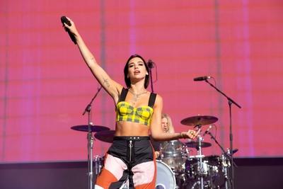 Entertainment Bilder des Tages English singer Dua Lipa performs on the main stage on Day Two of Read-stock-foto