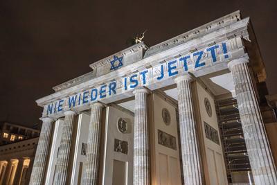 Brandenburger Tor erstrahlt in Israels Farben - Nie wieder ist j, Am 85. Jahrestag der Novemberpogrome wurde das Branden-stock-foto