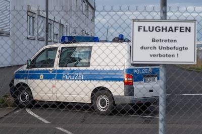 Schkeuditz - N?chste Abschiebung vom Flughafen Leipzig/Halle: Ferienflieger bringt Fl?chtlinge zur?ck in den Irak-stock-foto