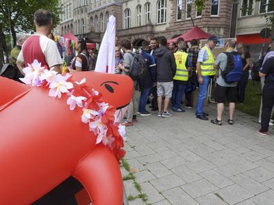 cntv Beach Party statt Arbeit Protest mal anders Mitabeiter des TUEV NORD streiken in ungewohnter Form auf einer Beach Party statt Demozug vor dem Gewerkschaftshaus am Besenbilderhof am 22.Juli in Hamburg es gab Pool Enten-Prozente angeln und Leckerbissen vom BBQ-Grill alles unter dem Motto Stellt die 7 vor das Komma, dann wird es ein sch?ner Sommer Hamburg Deutschland *** cntv beach party instead of work Protest in a different way Employees of TUEV NORD went on strike in an unusual form at a beach party instead of a demonstration in front of the trade union building at Besenbilderhof on July 22 in Hamburg there were pool duck percentages fishing and delicacies from the BBQ grill all under the motto Put the 7 in front of the comma, then i-stock-foto