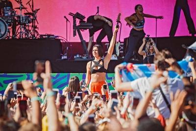 Lollapalooza Berlin 2018 S?ngerin Dua Lipa w?hrend eines Auftrittes im Rahmen des Lollapalooza Ber-stock-foto