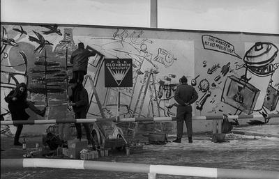 PGH Glühende Zukunf DDR, Berlin, 22.11.1989, Mitglieder der Künstlergemeinschaft PGH Glühende Zukunft bemalen die Mauer-stock-foto