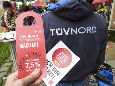 cntv Flayer aufschrift mit der forderung 7,5 Prozent mehr Lohn TUEV NORD Buchstaben auf einer Jacke Beach Party statt Arbeit Protest mal anders Mitabeiter des TUEV NORD streiken in ungewohnter Form auf einer Beach Party statt Demozug vor dem Gewerkschaftshaus am Besenbilderhof am 22.Juli in Hamburg es gab Pool Enten-Prozente angeln und Leckerbissen vom BBQ-Grill alles unter dem Motto Stellt die 7 vor das Komma, dann wird es ein sch?ner Sommer Hamburg Deutschland *** cntv Flayer inscription with the demand 7.5 percent more pay TUEV NORD letters on a jacket Beach party instead of work Protest in a different way TUEV NORD employees went on strike in an unusual form at a beach party instead of a demonstration in front of the union building at-stock-foto