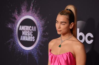 LOS ANGELES, CALIFORNIA - NOVEMBER 24: Dua Lipa attends the 2019 American Music Awards at Microsoft Theater on November-stock-foto