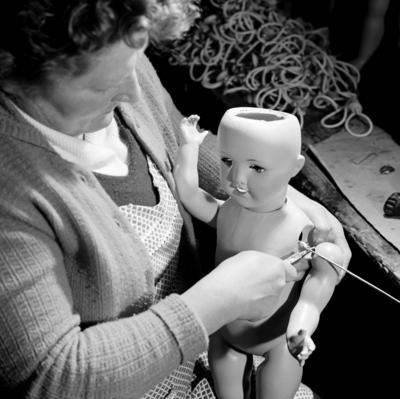 Bildnummer: 53018720  Datum: 12.10.1962  Copyright: imago/Kai BienertAngestellte der PGH Puppenspiele in Oberlind befestigt die Arme einer Puppe, Personen , Objekte; 1962, Oberlind, DDR, Deutsche Demokratische Republik, sw, Fabrik, Spielwaren, Spielzeug, Produktion, Puppe, Puppen, Spielwarenfabrik, Produktionsgenossenschaft des Handwerks; , Quadrat, Kbneg, Einzelbild, close, Spielwarenindustrie, Wirtschaft, Arbeitswelten, Gesellschaft,  , Wirtschaft, EuropaBildnummer 53018720 Date 12 10 1962 Copyright Imago Kai Bienert Employees the PGH Puppet shows in Oberlind attached the Arms a Doll People Objects 1962 Oberlind GDR German Democratic Republic black and white Factory Toys Toys Production Doll Dolls Toy factory Production cooperative the Crafts Square Kbneg Single Close Toy industry Economy world of work Society Economy Europe-stock-foto