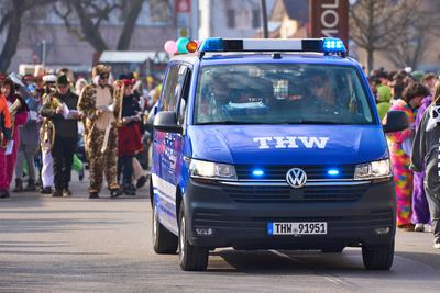 Mertingen, Bavaria, Germany - February 9, 2025: THW vehicle with blue lights accompanies a carnival parade. Emergency se-stock-foto