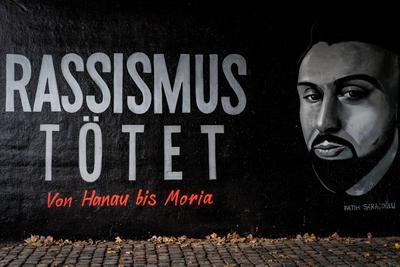 Das Ende September geschaendete Graffito in Frankfurt am Main zum Gedenken an die Opfer des rassistischen Mordanschlags-stock-foto