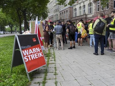 cntv Beach Party statt Arbeit Protest mal anders Mitabeiter des TUEV NORD streiken in ungewohnter Form auf einer Beach Party statt Demozug vor dem Gewerkschaftshaus am Besenbilderhof am 22.Juli in Hamburg es gab Pool Enten-Prozente angeln und Leckerbissen vom BBQ-Grill alles unter dem Motto Stellt die 7 vor das Komma, dann wird es ein sch?ner Sommer Hamburg Deutschland *** cntv beach party instead of work Protest in a different way Employees of TUEV NORD went on strike in an unusual form at a beach party instead of a demonstration in front of the trade union building at Besenbilderhof on July 22 in Hamburg there were pool duck percentages fishing and delicacies from the BBQ grill all under the motto Put the 7 in front of the comma, then i-stock-foto